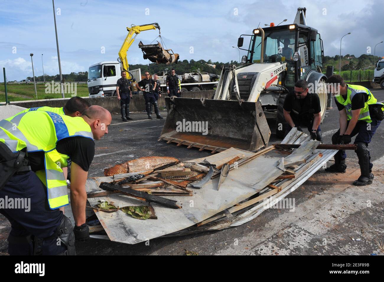 Mission de sécurité par les gendarmes français, ils retirent les restes sur les arrêts de N1 près du petit Bourg, Guadeloupe, France le 20 février 2009. Photo de Mousse/ABACAPRESS.COM Banque D'Images