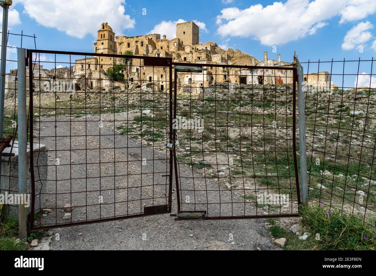 Vue de Cracovie, une ville fantôme dans la province de Matera abandonnée en raison d'un glissement de terrain, maintenant une destination touristique populaire et lieu de tournage, Basilicate, Italie Banque D'Images
