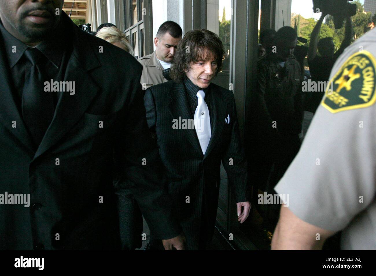 Oct 29, 2008 - Los Angeles, Californie, USA - Phil Spector arrive pour les déclarations d'ouverture de son procès pour l'actrice de House of Blues hôtesse VIP à Lana Clarkson son hôtel particulier de l'Alhambra en février 2003. (Crédit Image : © Jonathan Alcorn/ZUMA Press) Banque D'Images