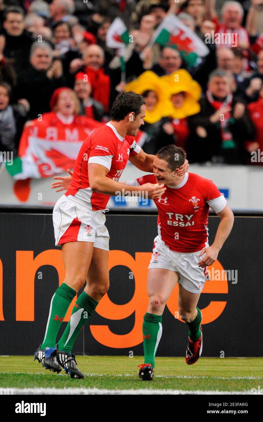 Joy of Wales », Lee Byrne et Shane Williams, après une première tentative lors de la RBS six Nations Championship 2009 Rugby Union, France vs pays de Galles à la « Stade de France » à Saint-Denis, France, le 27 février 2009. La France a gagné 21-16. Photo de Henri Szwarc/Cameleon/ABACAPRESS.COM Banque D'Images