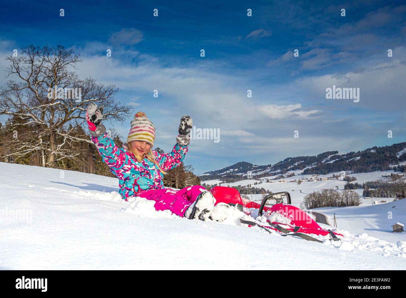 Allemagne, Bavière, Allgäu, jeune fille qui profite d'une journée d'hiver en traîneau Banque D'Images