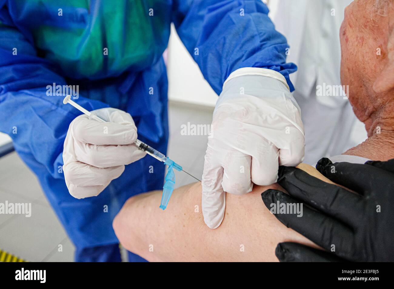 Murcie, Espagne. 27 décembre 2020. Pfizer vaccin contre le coronavirus pendant le processus de la première dose de vaccination dans les foyers de soins.ABEL F. ROS/Alamy Banque D'Images