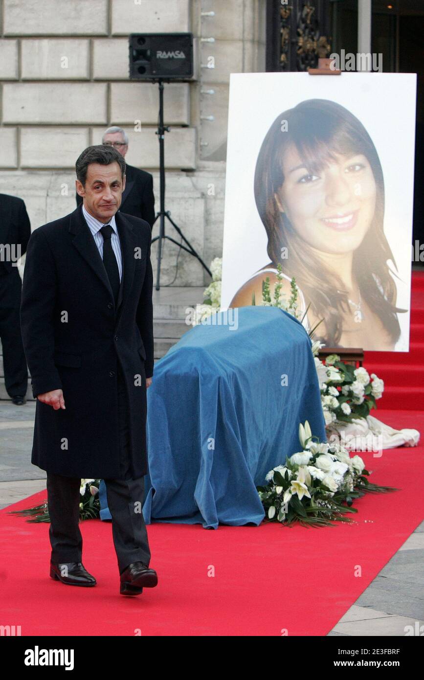 Le président français Nicolas Sarkozy marche après avoir payé son respect  devant le cercueil de Cecile Vannier lors d'une cérémonie pour le regretté  étudiant français Cecile Vannier, 17 ans, à l'extérieur de