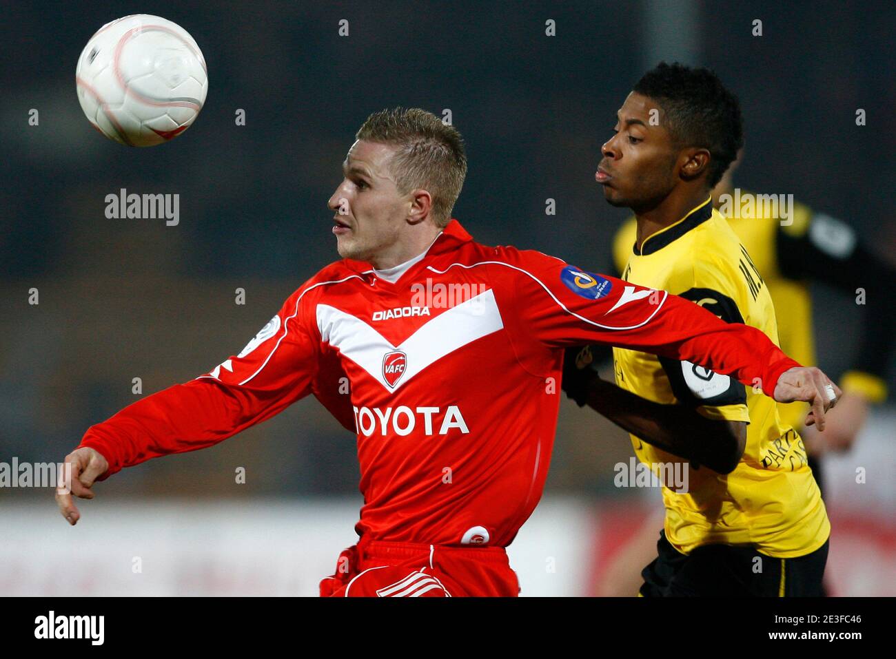Rudy Mater de Valencienne et Michel Bastos de Lille lors du match de football de la première Ligue française, club de football de Valenciennes contre club sportif de Lille Olympique au Nungesser stadiul de Valenciennes, France, le 28 février 2009. Valenciennes a gagné 2-0. Photo b Banque D'Images