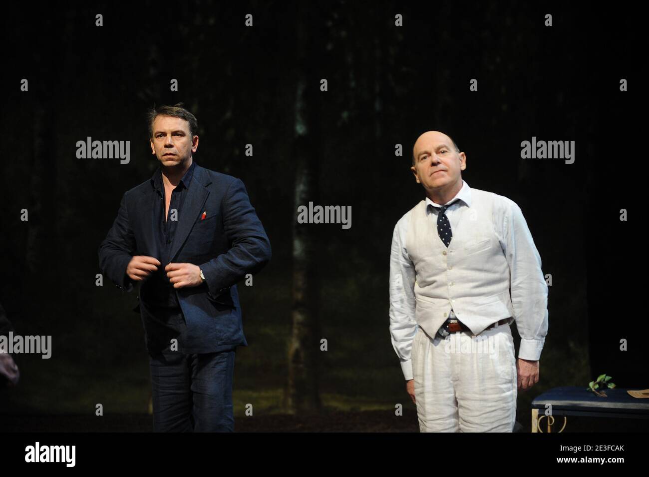 Didier Benureau et Philippe Torreton exécutant la pièce d'Anton Tchekhov 'oncle Vanya' (Oncle Vania) dirigée par Claudia Stavisky et tenue au Théâtre des Bouffes du Nord à Paris, France, le 2 mars 2009. Photo de Raymond Delalande/ABACAPRESS.COM Banque D'Images