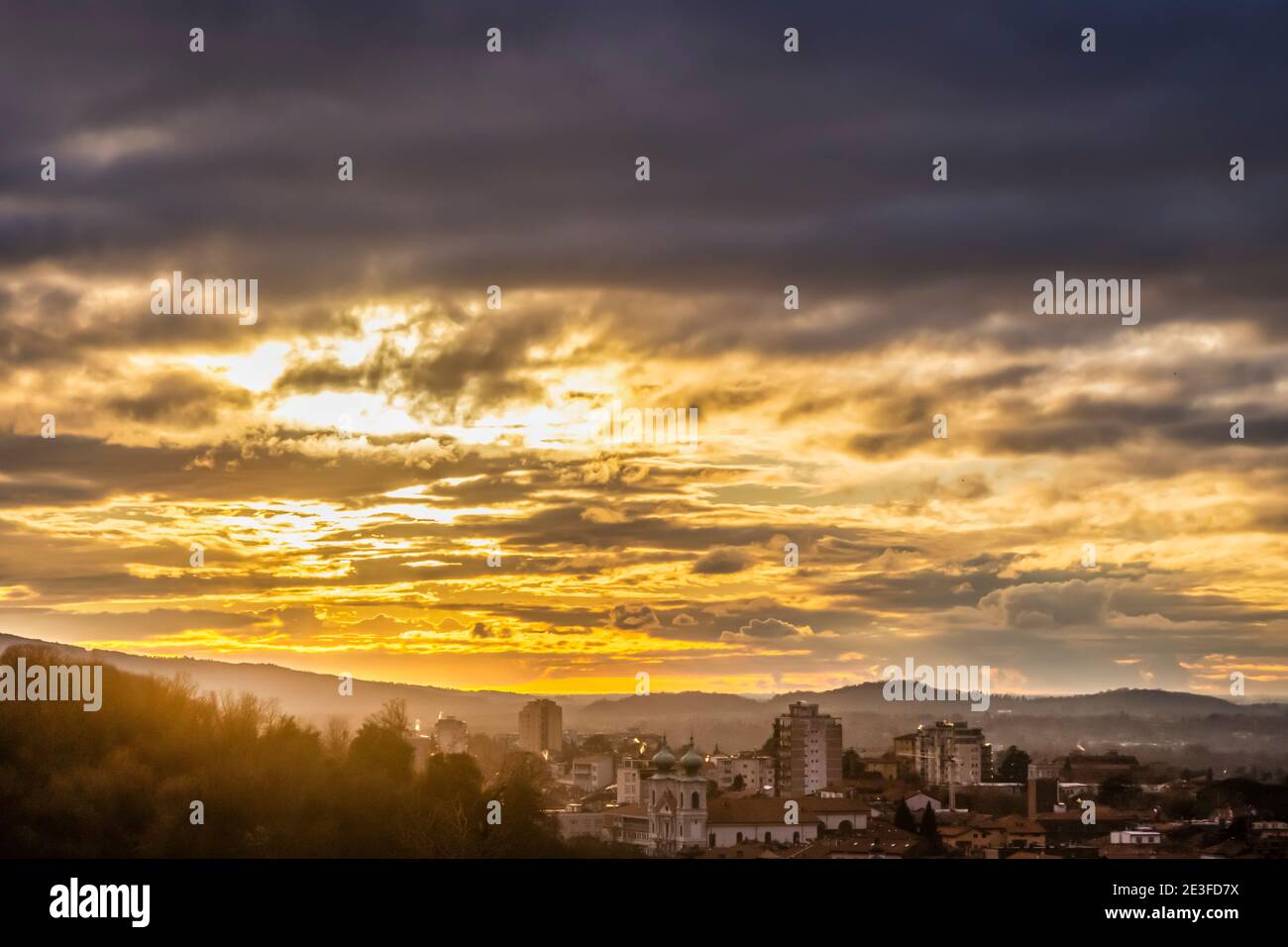 Photo de Sunset Shining sur Gorizia en Italie. Photo prise de Slovénie. À l'église et monastère de Kostanjevica Banque D'Images