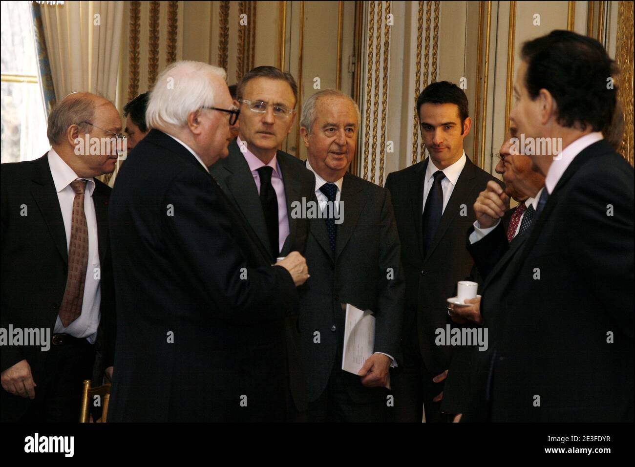 Pierre Mauroy, André Vallini, Edouard Balladur, Dominique Perben lorsque le comité dirigé par Edouard Balladur présente un rapport avec une proposition de secousse des régions administratives de France au président français à l'Elysée Palace à Paris le 5 mars 2009. Photo de Pierre Hounsfield/Pool/ABACAPRESS.COM Banque D'Images