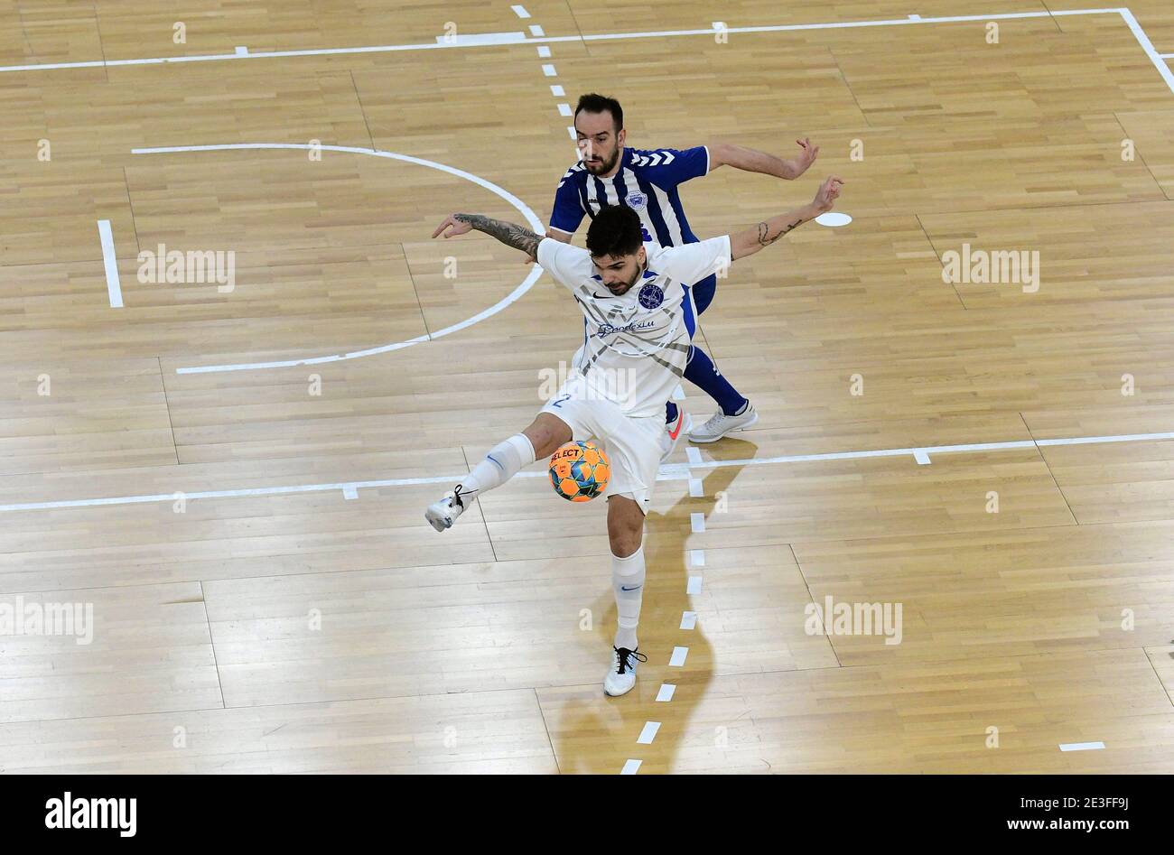 Non exclusif: ZAPORIZHHIA, UKRAINE - 16 JANVIER 2021 - les joueurs de MFC Kherson (kit blanc) et KMF Shkupi 1927 (kit bleu) sont vus en action pendant Banque D'Images