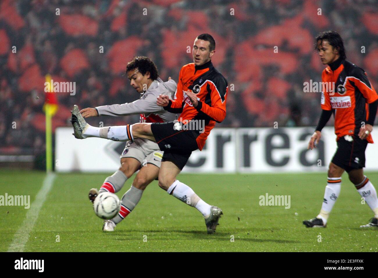 Morgan Amalfitanoand de Lorient et Ceara du PSG se battent pour le ballon lors du match de football de la Ligue des Fistes française, FC Lorient vs Paris Saint-Germain au stade Moustoir de Lorient, France, le 7 mars 2009. PSG a gagné 1-0. Photo de Jean-Philippe Tranvouez/Asa Pi Banque D'Images