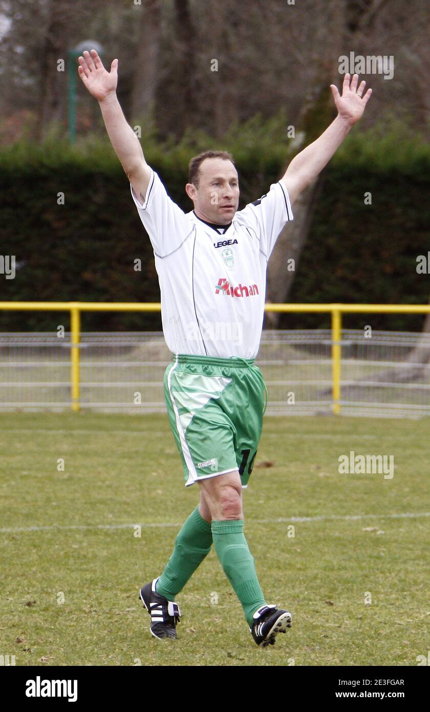 A 45 ans, l'ex champion Jean-Pierre Papin reprend du service dans le monde du football. L'ancien entrain de Lens, sans profession depuis mai 2008, une licence de joueur au sein du club girondin de facture Biganos qui évolue en promotion de Ligue. L'ancien attaquant vedette en Allemagne et en France avait la gamme des crampons depuis 2004. Le 8 mars 2009 il a affront avec son équipement de facture, la formation de Mérignac. Lui et son équipe ont gagne 4-0. Photo de Patrick Bernard/Cameleon/ABACAPRESS.COM Banque D'Images