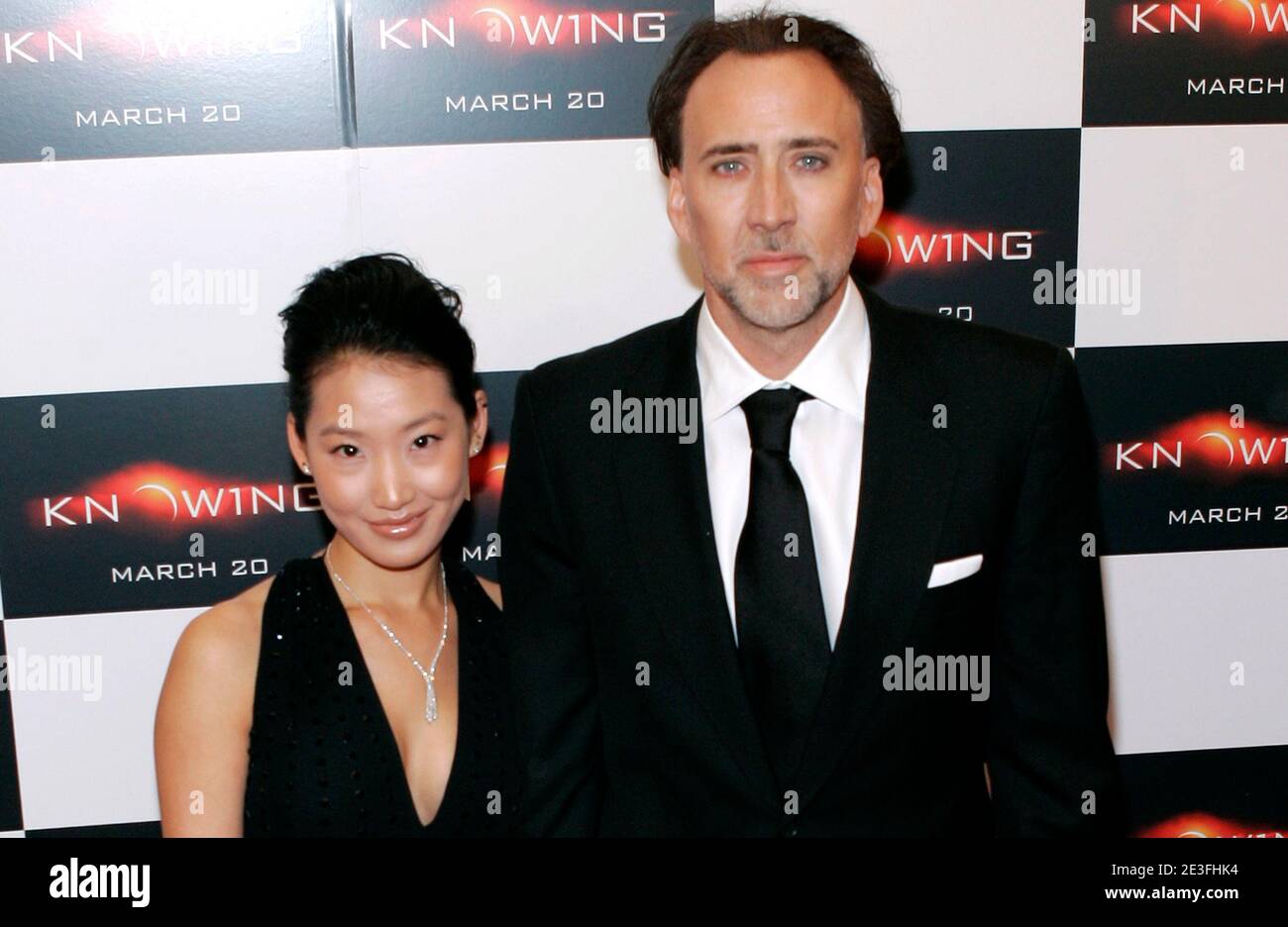L'acteur Nicolas cage et l'épouse Alice Kim arrivent pour la première de «  savoir » au AMC Loews Lincoln Square Theatre à New York City, NY,  États-Unis, le 9 mars 2009. Photo