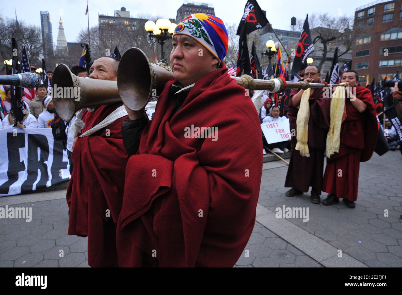 Les moines tibétains rejoignent des centaines d'activistes pro-tibétiens lorsqu'ils se réunissent sur Union Square à New York, aux États-Unis, le 10 mars 2009. Les manifestants ont commémoré le 50ème anniversaire du soulèvement manqué qui a forcé le Dalaï Lama à fuir le Tibet. Photo de Gregorio Binuya/ABACAPRESS.COM Banque D'Images