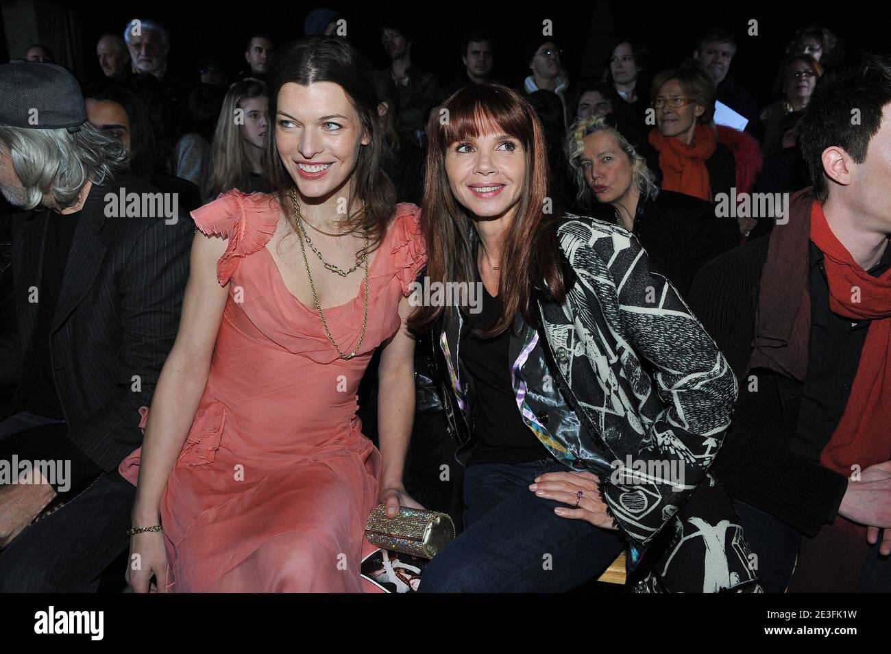 Milla Jovovich et Victoria Abril assistent au spectacle de la collection prêt-à-porter de John Galliano automne-hiver 2009/2010 à Paris, en France, le 11 mars 2009. Photo de Frédéric Nebinger/ABACAPRESS.COM Banque D'Images