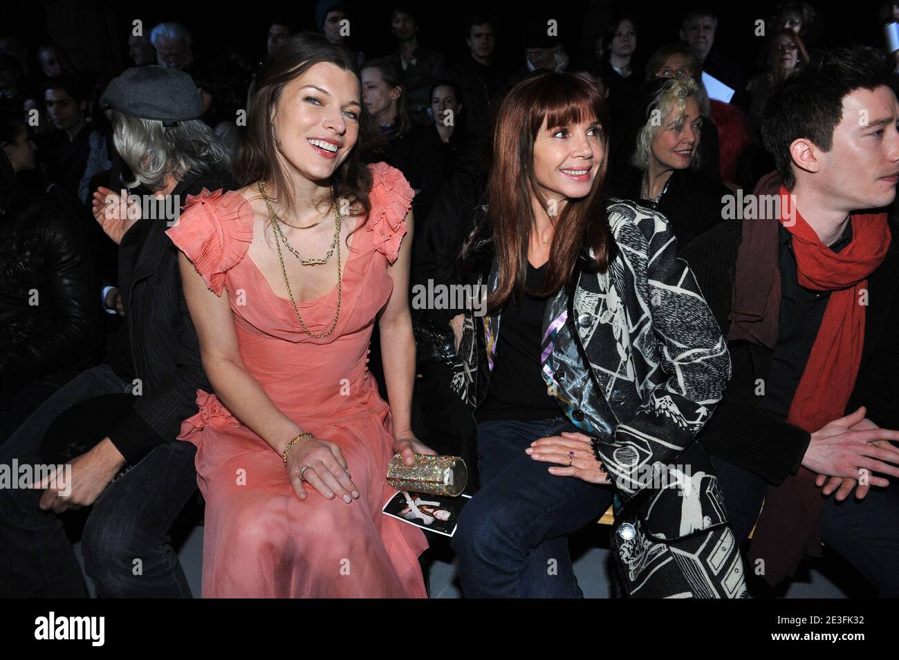 Milla Jovovich et Victoria Abril assistent au spectacle de la collection prêt-à-porter de John Galliano automne-hiver 2009/2010 à Paris, en France, le 11 mars 2009. Photo de Frédéric Nebinger/ABACAPRESS.COM Banque D'Images