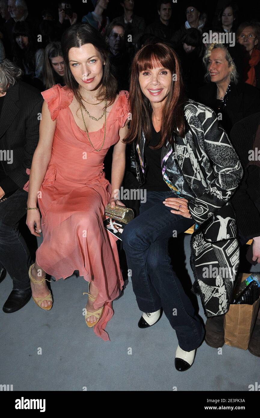 Milla Jovovich et Victoria Abril assistent au spectacle de la collection prêt-à-porter de John Galliano automne-hiver 2009/2010 à Paris, en France, le 11 mars 2009. Photo de Frédéric Nebinger/ABACAPRESS.COM Banque D'Images