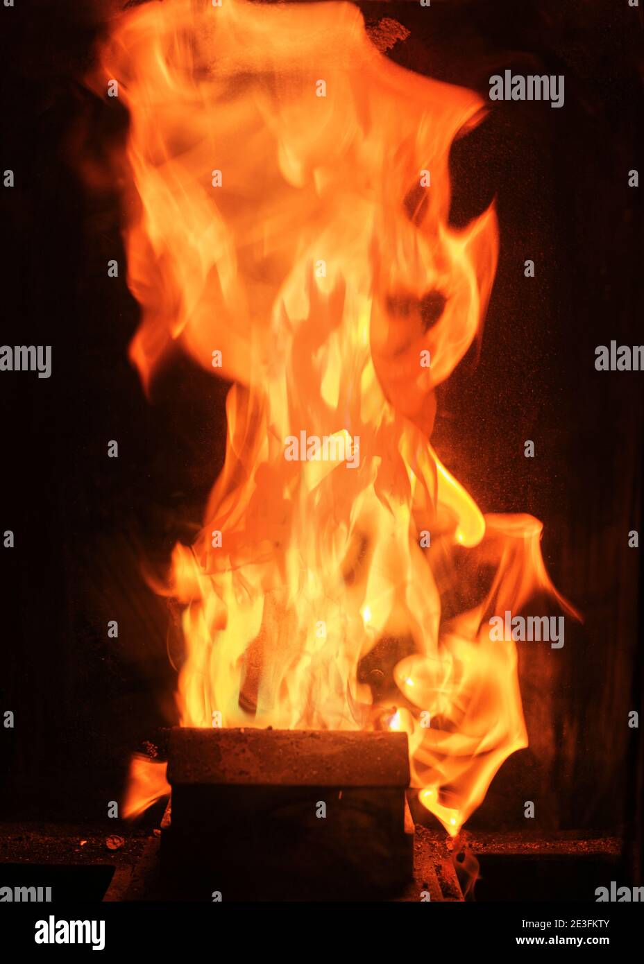 Grandes flammes dans un poêle à granulés Photo Stock - Alamy