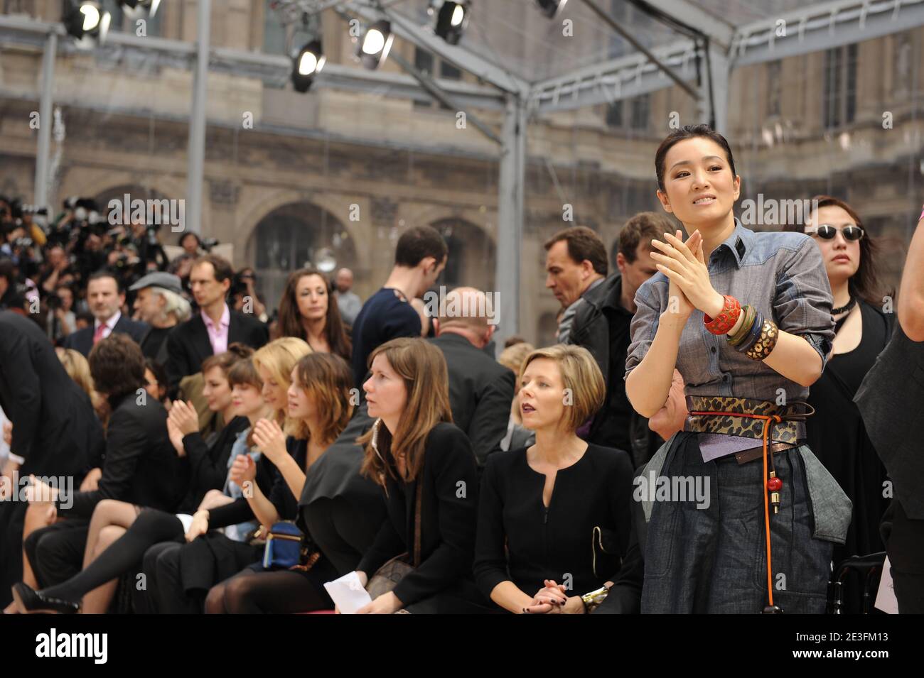 Gong Li participe au salon de la collection prêt-à-porter Louis Vuitton automne-hiver 2009-2010 par le designer Marc Jacobs à Paris, France, le 12 mars 2009. Photo de Thierry Orban/ABACAPRESS.COM Banque D'Images Gong Li participe au salon de la collection prêt-à-porter Louis Vuitton automne-hiver 2009-2010 par le designer Marc Jacobs à Paris, France, le 12 mars 2009. Photo de Thierry Orban/ABACAPRESS.COM Banque D'Images