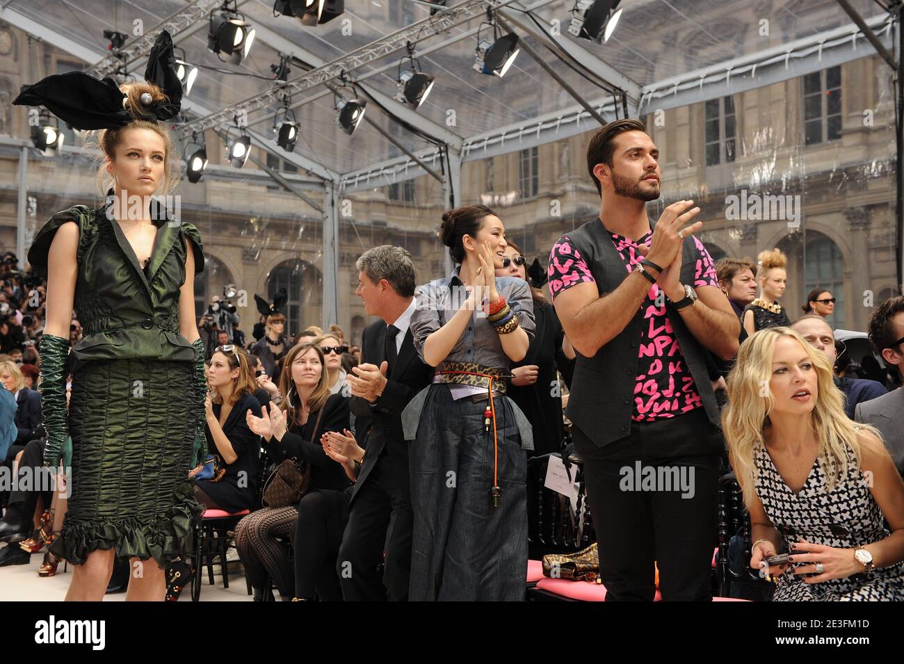 Gong Li et Rachel Zoe assistent au salon de la collection prêt-à-porter Louis Vuitton automne-hiver 2009-2010 par le designer Marc Jacobs à Paris, France, le 12 mars 2009. Photo de Thierry Orban/ABACAPRESS.COM Banque D'Images Gong Li et Rachel Zoe assistent au salon de la collection prêt-à-porter Louis Vuitton automne-hiver 2009-2010 par le designer Marc Jacobs à Paris, France, le 12 mars 2009. Photo de Thierry Orban/ABACAPRESS.COM Banque D'Images