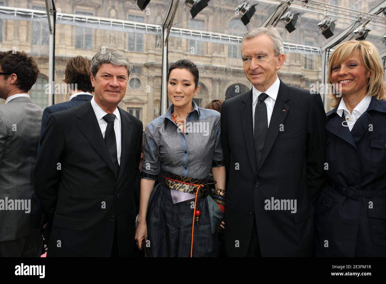 Gong Li, Bernard Arnault et sa femme Helene Arnault assistaient au salon de la collection prêt-à-porter Louis Vuitton automne-hiver 2009-2010 par le designer Marc Jacobs à Paris, France, le 12 mars 2009. Photo de Thierry Orban/ABACAPRESS.COM Banque D'Images Gong Li, Bernard Arnault et sa femme Helene Arnault assistaient au salon de la collection prêt-à-porter Louis Vuitton automne-hiver 2009-2010 par le designer Marc Jacobs à Paris, France, le 12 mars 2009. Photo de Thierry Orban/ABACAPRESS.COM Banque D'Images