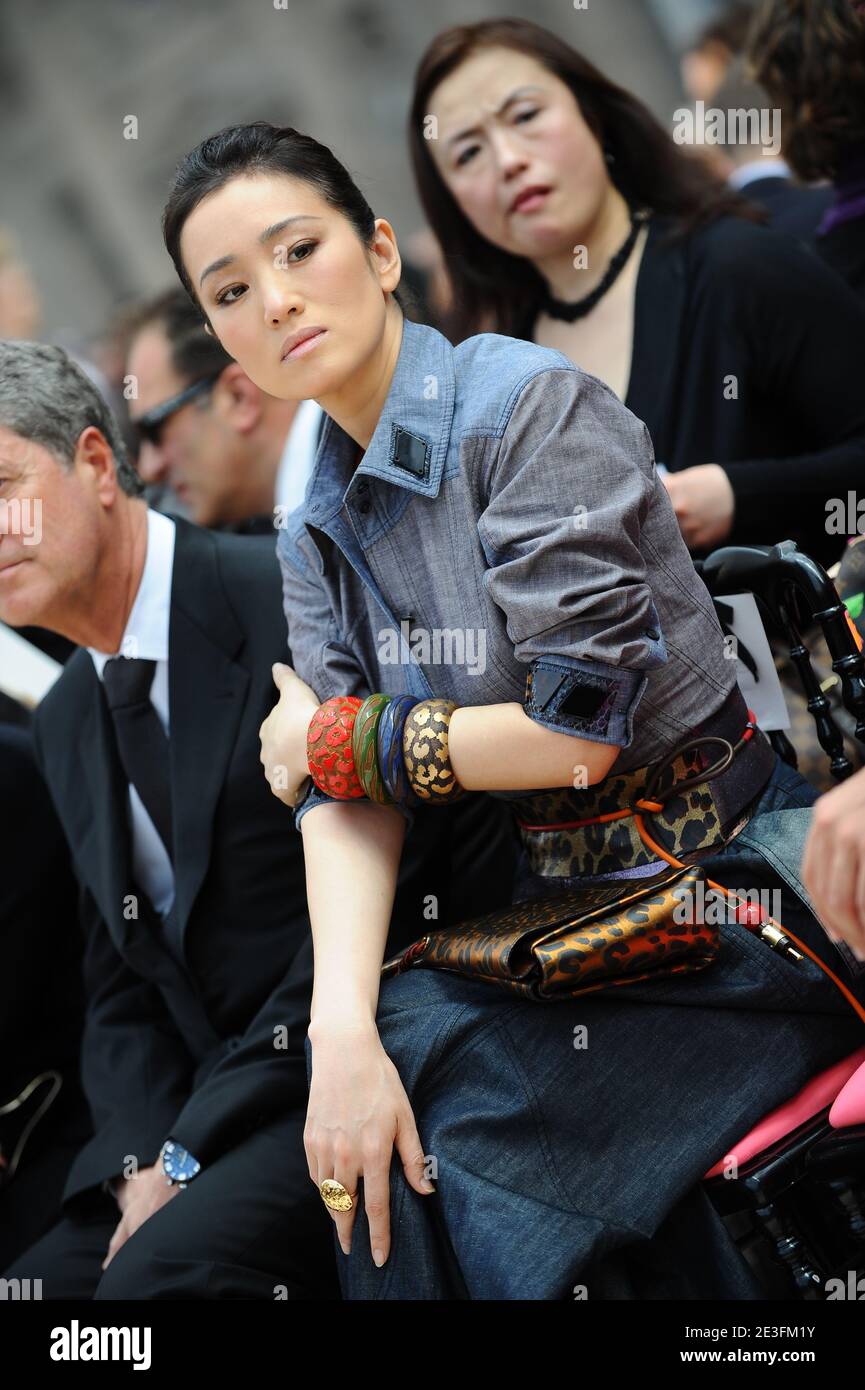 Gong Li participe au salon de la collection prêt-à-porter Louis Vuitton automne-hiver 2009-2010 par le designer Marc Jacobs à Paris, France, le 12 mars 2009. Photo de Thierry Orban/ABACAPRESS.COM Banque D'Images Gong Li participe au salon de la collection prêt-à-porter Louis Vuitton automne-hiver 2009-2010 par le designer Marc Jacobs à Paris, France, le 12 mars 2009. Photo de Thierry Orban/ABACAPRESS.COM Banque D'Images