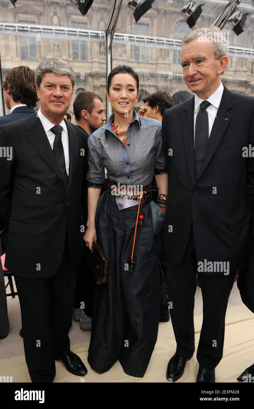 Gong Li et Bernard Arnault assistent au salon de la collection prêt-à-porter Louis Vuitton automne-hiver 2009-2010 du designer Marc Jacobs à Paris, France, le 12 mars 2009. Photo de Thierry Orban/ABACAPRESS.COM Banque D'Images Gong Li et Bernard Arnault assistent au salon de la collection prêt-à-porter Louis Vuitton automne-hiver 2009-2010 du designer Marc Jacobs à Paris, France, le 12 mars 2009. Photo de Thierry Orban/ABACAPRESS.COM Banque D'Images