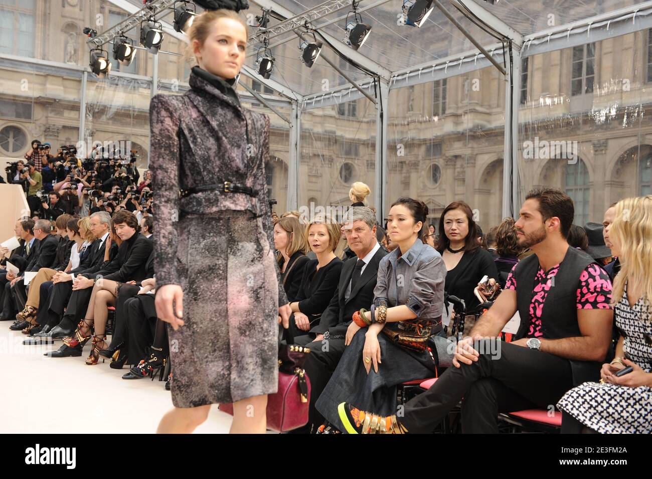 Gong Li participe au salon de la collection prêt-à-porter Louis Vuitton automne-hiver 2009-2010 par le designer Marc Jacobs à Paris, France, le 12 mars 2009. Photo de Thierry Orban/ABACAPRESS.COM Banque D'Images Gong Li participe au salon de la collection prêt-à-porter Louis Vuitton automne-hiver 2009-2010 par le designer Marc Jacobs à Paris, France, le 12 mars 2009. Photo de Thierry Orban/ABACAPRESS.COM Banque D'Images
