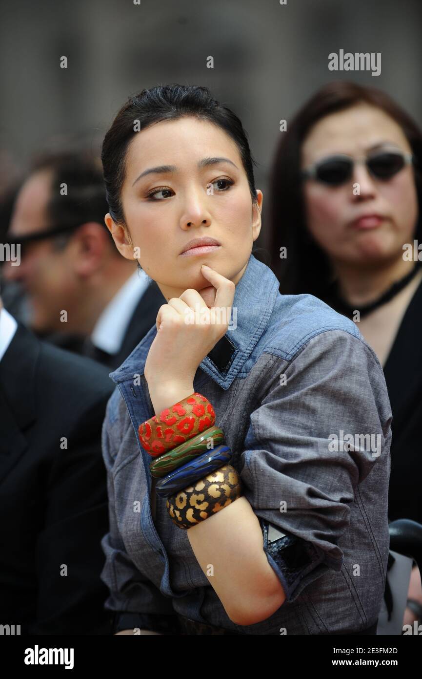 Gong Li participe au salon de la collection prêt-à-porter Louis Vuitton automne-hiver 2009-2010 par le designer Marc Jacobs à Paris, France, le 12 mars 2009. Photo de Thierry Orban/ABACAPRESS.COM Banque D'Images Gong Li participe au salon de la collection prêt-à-porter Louis Vuitton automne-hiver 2009-2010 par le designer Marc Jacobs à Paris, France, le 12 mars 2009. Photo de Thierry Orban/ABACAPRESS.COM Banque D'Images