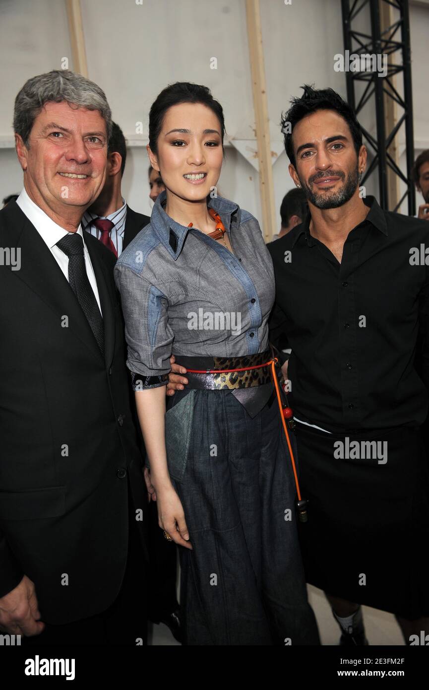 Gong Li et Marc Jacobs assistent au salon de la collection prêt-à-porter de Louis Vuitton automne-hiver 2009-2010 par le designer Marc Jacobs à Paris, France, le 12 mars 2009. Photo de Thierry Orban/ABACAPRESS.COM Banque D'Images Gong Li et Marc Jacobs assistent au salon de la collection prêt-à-porter de Louis Vuitton automne-hiver 2009-2010 par le designer Marc Jacobs à Paris, France, le 12 mars 2009. Photo de Thierry Orban/ABACAPRESS.COM Banque D'Images