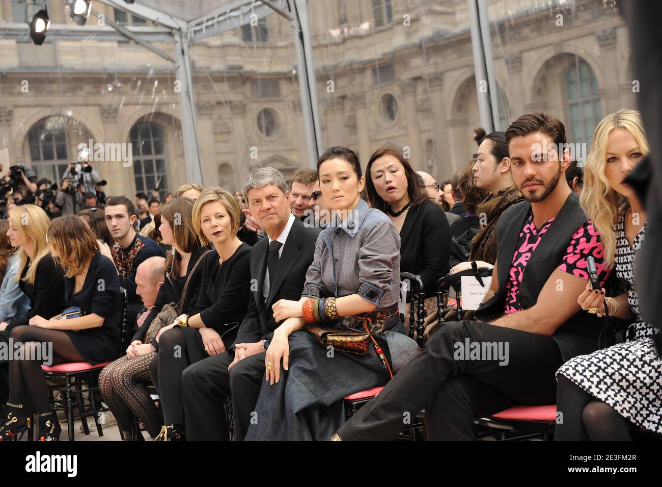 Gong Li participe au salon de la collection prêt-à-porter Louis Vuitton automne-hiver 2009-2010 par le designer Marc Jacobs à Paris, France, le 12 mars 2009. Photo de Thierry Orban/ABACAPRESS.COM Banque D'Images Gong Li participe au salon de la collection prêt-à-porter Louis Vuitton automne-hiver 2009-2010 par le designer Marc Jacobs à Paris, France, le 12 mars 2009. Photo de Thierry Orban/ABACAPRESS.COM Banque D'Images
