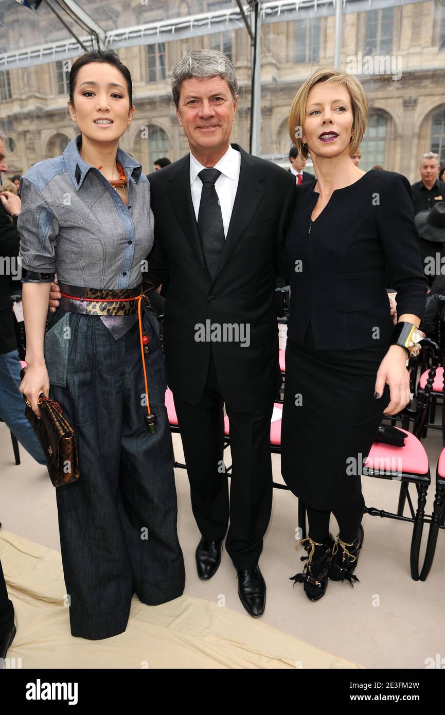Gong Li participe au salon de la collection prêt-à-porter Louis Vuitton automne-hiver 2009-2010 par le designer Marc Jacobs à Paris, France, le 12 mars 2009. Photo de Thierry Orban/ABACAPRESS.COM Banque D'Images Gong Li participe au salon de la collection prêt-à-porter Louis Vuitton automne-hiver 2009-2010 par le designer Marc Jacobs à Paris, France, le 12 mars 2009. Photo de Thierry Orban/ABACAPRESS.COM Banque D'Images