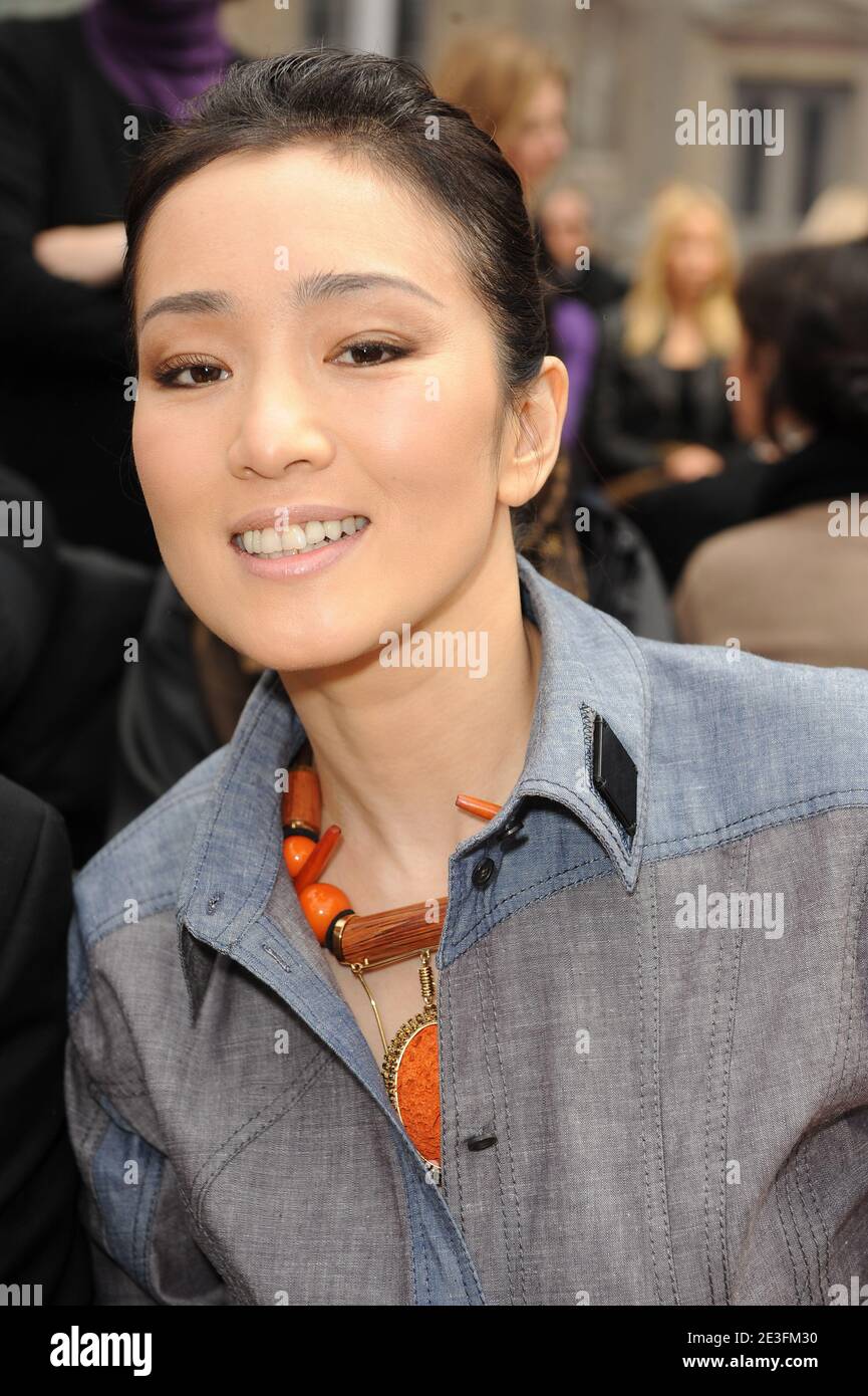 Gong Li participe au salon de la collection prêt-à-porter Louis Vuitton automne-hiver 2009-2010 par le designer Marc Jacobs à Paris, France, le 12 mars 2009. Photo de Thierry Orban/ABACAPRESS.COM Banque D'Images Gong Li participe au salon de la collection prêt-à-porter Louis Vuitton automne-hiver 2009-2010 par le designer Marc Jacobs à Paris, France, le 12 mars 2009. Photo de Thierry Orban/ABACAPRESS.COM Banque D'Images