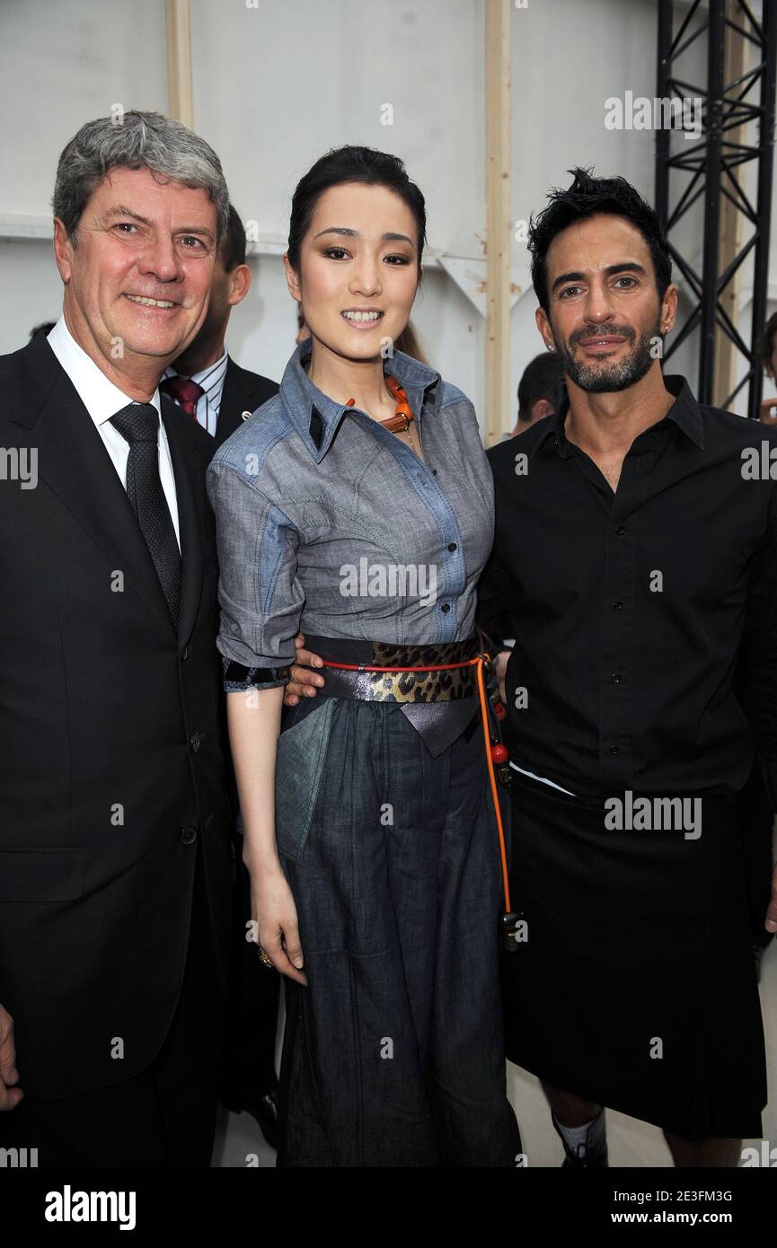 Gong Li et Marc Jacobs assistent au salon de la collection prêt-à-porter de Louis Vuitton automne-hiver 2009-2010 par le designer Marc Jacobs à Paris, France, le 12 mars 2009. Photo de Thierry Orban/ABACAPRESS.COM Banque D'Images Gong Li et Marc Jacobs assistent au salon de la collection prêt-à-porter de Louis Vuitton automne-hiver 2009-2010 par le designer Marc Jacobs à Paris, France, le 12 mars 2009. Photo de Thierry Orban/ABACAPRESS.COM Banque D'Images