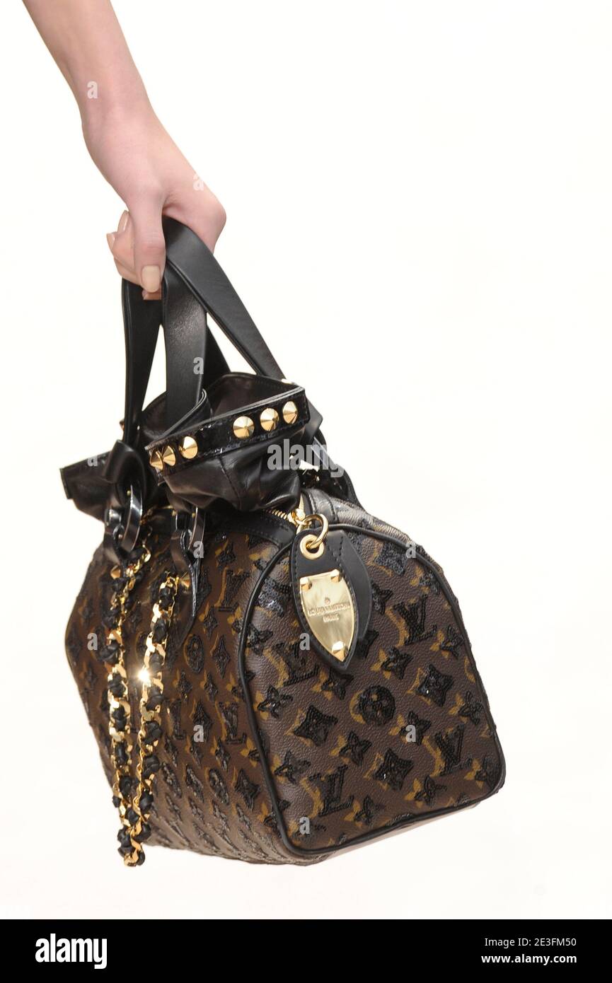 Un modèle présente une création du designer américain Marc Jacobs pour Louis  Vuitton pour le salon prêt-à-porter automne-hiver 2009/2010 qui s'est tenu  au Cour Carree du Louvre à Paris, en France, le