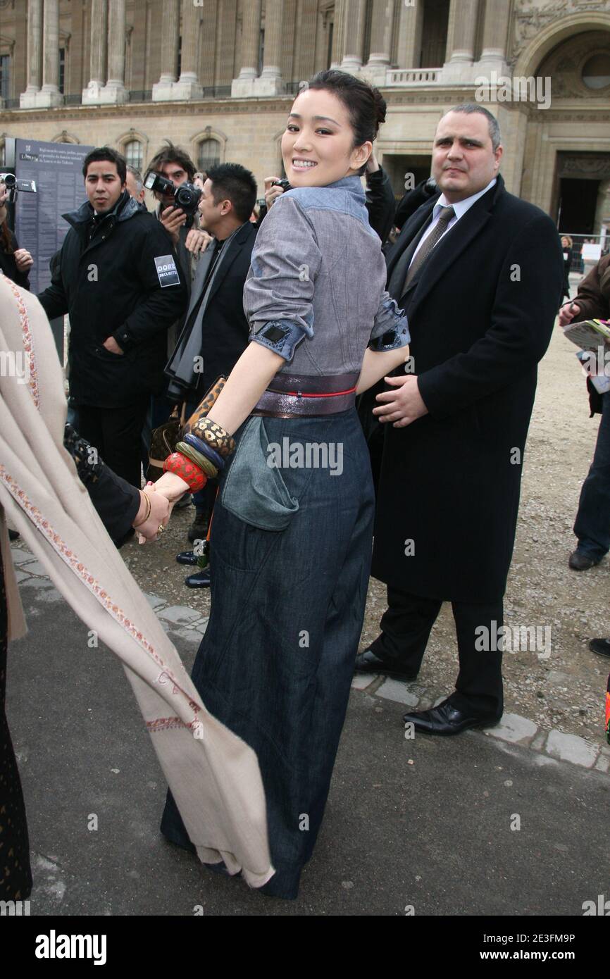 L'actrice Gong Li participe au salon de la collection prêt-à-porter automne-hiver 2009-2010 de Louis Vuitton qui s'est tenu au Cour carré du Louvre, à Paris, en France, le 12 mars 2009. Photo de Denis Guignebourg/ABACAPRESS.COM Banque D'Images L'actrice Gong Li participe au salon de la collection prêt-à-porter automne-hiver 2009-2010 de Louis Vuitton qui s'est tenu au Cour carré du Louvre, à Paris, en France, le 12 mars 2009. Photo de Denis Guignebourg/ABACAPRESS.COM Banque D'Images