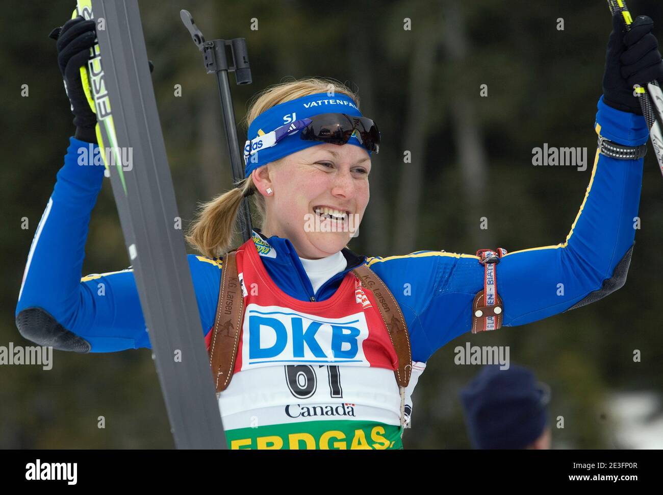 Helena Jonsson, de Suède, célèbre la victoire du sprint de biathlon féminin de 7.5 km lors des épreuves de la coupe du monde de l'IBU de l'Université E.on Ruhrgas au parc olympique de Whistler, près de Vancouver, C.-B., Canada, le 13 mars 2009. Photo de Heinz Ruckemann/Cameleon/ABACAPRESS.COM Banque D'Images