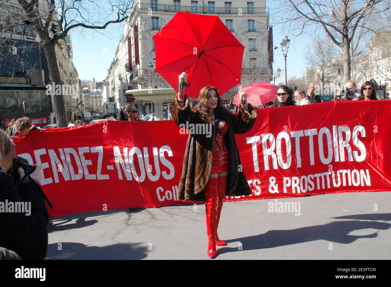 Des prostituées françaises se sont rassemblées dans la région de Pigalle pour manifester en faveur de plus de droits, à Paris, en France, le 21 mars 2009. Photo d'Alain Apaydin/ABACAPRESS.COM Banque D'Images