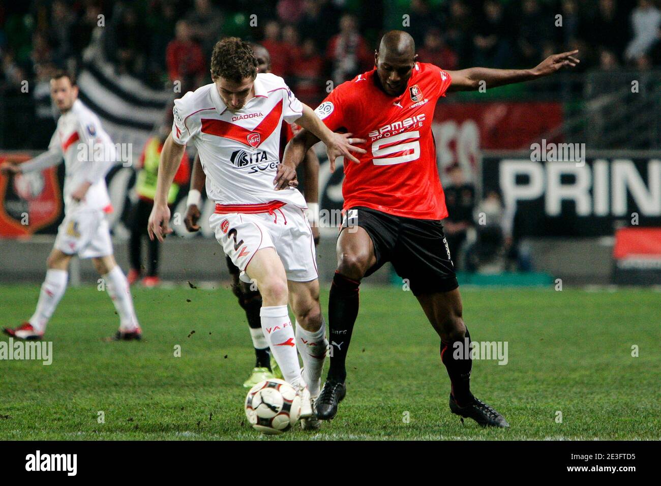 Elderson Echiejile de Rennes et David Dupourtioux de Valenciennes lors du match de football de la première Ligue française, Rennes vs Valenciennes au stade de la route de Lorient à Rennes, France, le 21 mars 2009. La correspondance s'est terminée par un tirage de 0-0. Photo de Pierrick Sauvagg Banque D'Images