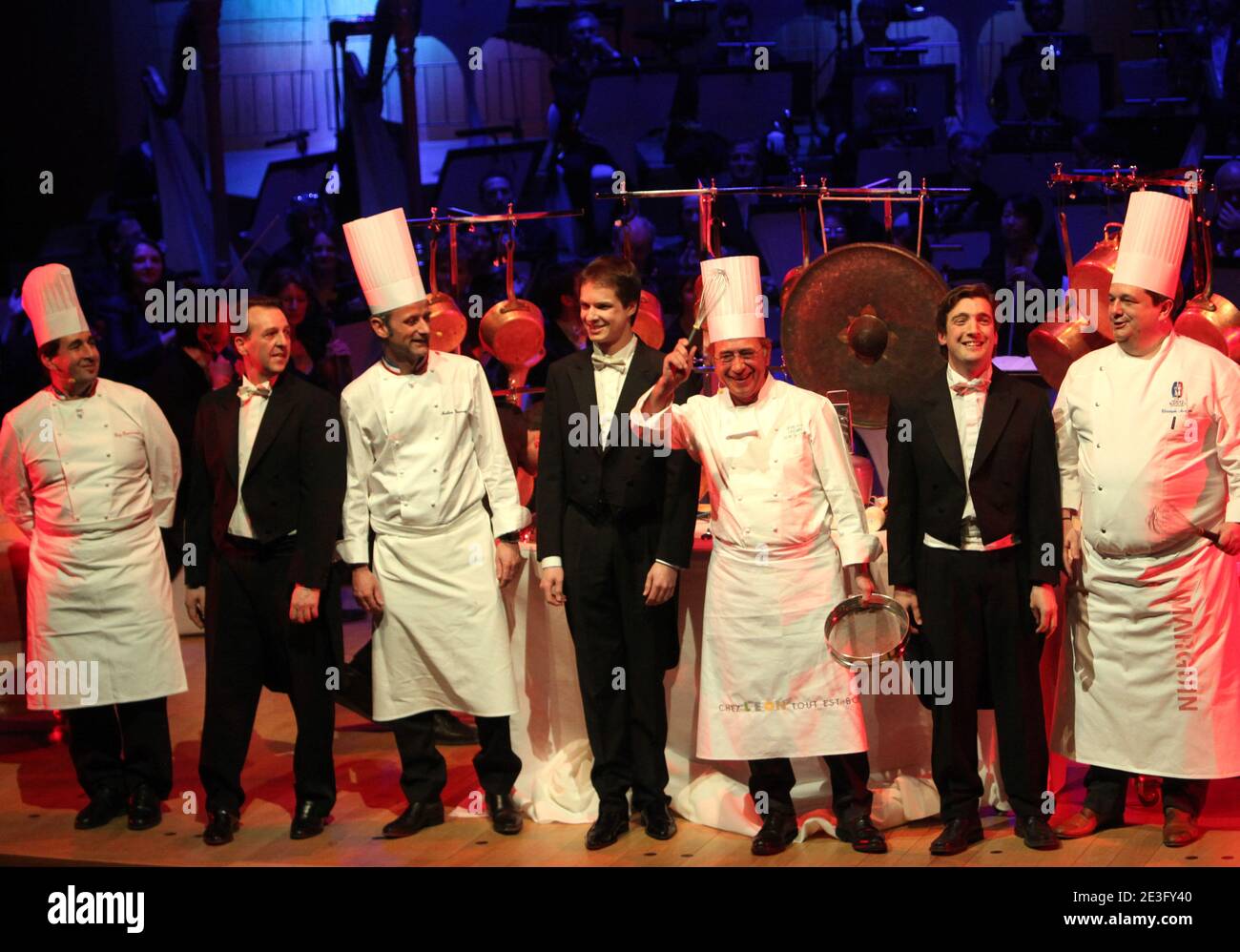 Les chefs se sont mis en scène lors de la « soirée de concert » à Lyon, en France, le 26 mars 2009. Les chefs jouent à différents rythmes de musique (Strauss, Tchaikovsky, Puccini) et jouent avec l'Orchestre sur une partition musicale qui mélange les instruments et les outils des cuisiniers, de l'Orchestre National de Lyon et du chef des "toques blanches lyonnaises" : Jean-Paul Lacombe, Guy Lassausaie, Christophe Marguin et Mathieu Viannay et un chef chinois du canton de Pinghui Chen. Photo de Vincent Dargent/ABACAPRESS.COM Banque D'Images