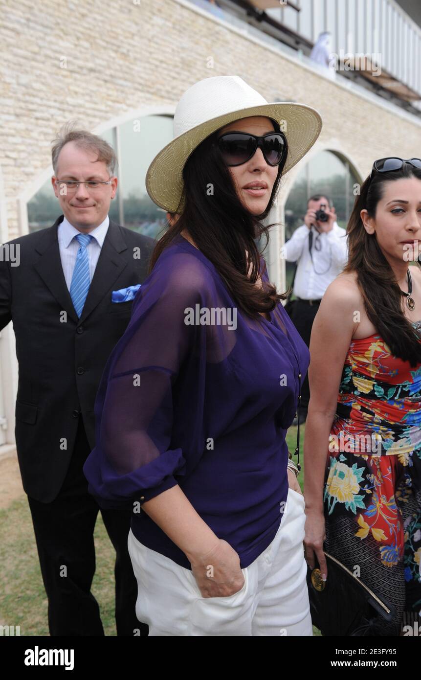 L'actrice italienne Monica Bellucci, vêtue d'un chapeau Panama, participe  au Cartier Polo Challenge au Dubai Polo Club à Dubaï, aux Émirats arabes  Unis, le 27 mars 2009. Photo par Ammar Abd Rabbo/ABACAPRESS.COM