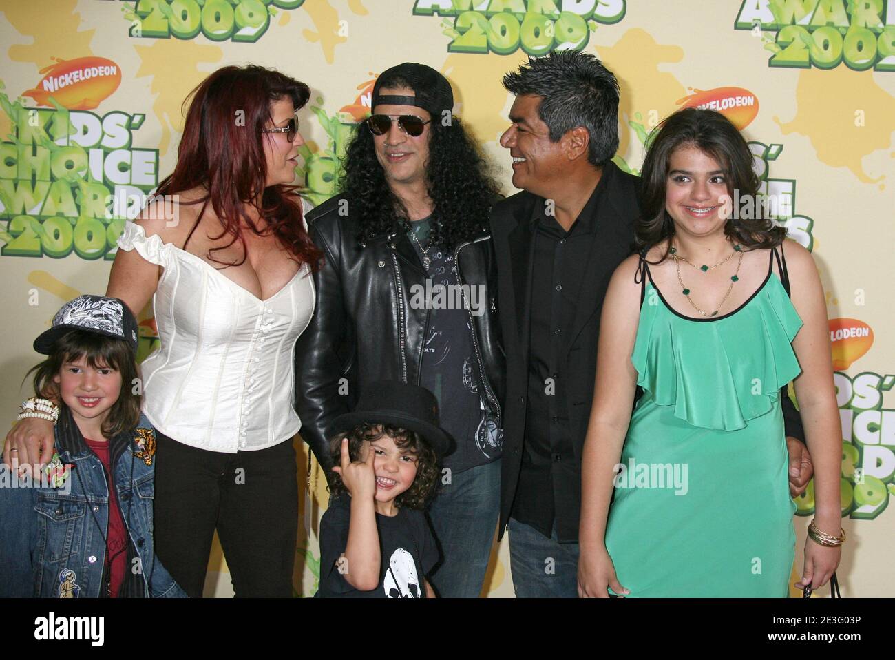 Slash(Saul Hudson,) Perla Ferrar, Londres, Cash Anthony Hudson, George Lopez, Mayan Lopez arrive au 22e Prix annuel du choix des enfants de Nickelodeon au Pavillon Pauley de l'UCLA à Los Angeles, CA, USA, le 28 mars 2009. (En photo : slash(Saul Hudson,) Perla Ferrar, Londres, Cash Anthony Hudson, George Lopez, Mayan Lopez). Photo de Baxter/ABACAPRESS.COM Banque D'Images