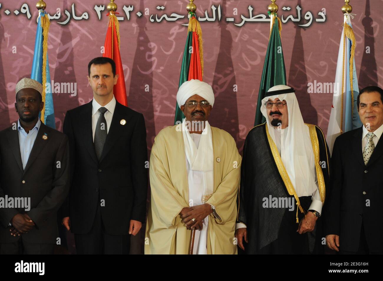 (G-D) le président somalien Sheikh Sharif Shikh Ahmed, le président syrien Bachar Al Assad, Omar Hassan Al Bashir, le roi saoudien Abdullah Bin Abdulaziz Al Saud, le président tunisien Zine El Abidine Ben Ali, posent pour une photo de famille avant le 21e Sommet des dirigeants de la Ligue arabe, à Doha, au Qatar, le 30 mars, 2009. Le président soudanais Omar al-Bashir, recherché pour crimes de guerre au Darfour, a défié la communauté internationale dimanche soir en se présentant au sommet déjà profondément divisé sur l'Iran et d'autres questions du Moyen-Orient. Photo par Ammar Abd Rabbo/ABACAPRESS.COM Banque D'Images