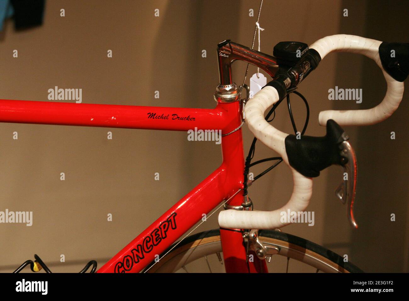 Le vélo de Michel Drucker sera mis aux enchères au profit de trois associations caritatives, 'la chaîne de l'espoir', 'handicaps', 'les services hospitaliers pour les enfants malades', à Sotheby's à Paris, France, le 30 mars 2009. Photo de Denis Guignebourg/ABACAPRESS.COM Banque D'Images