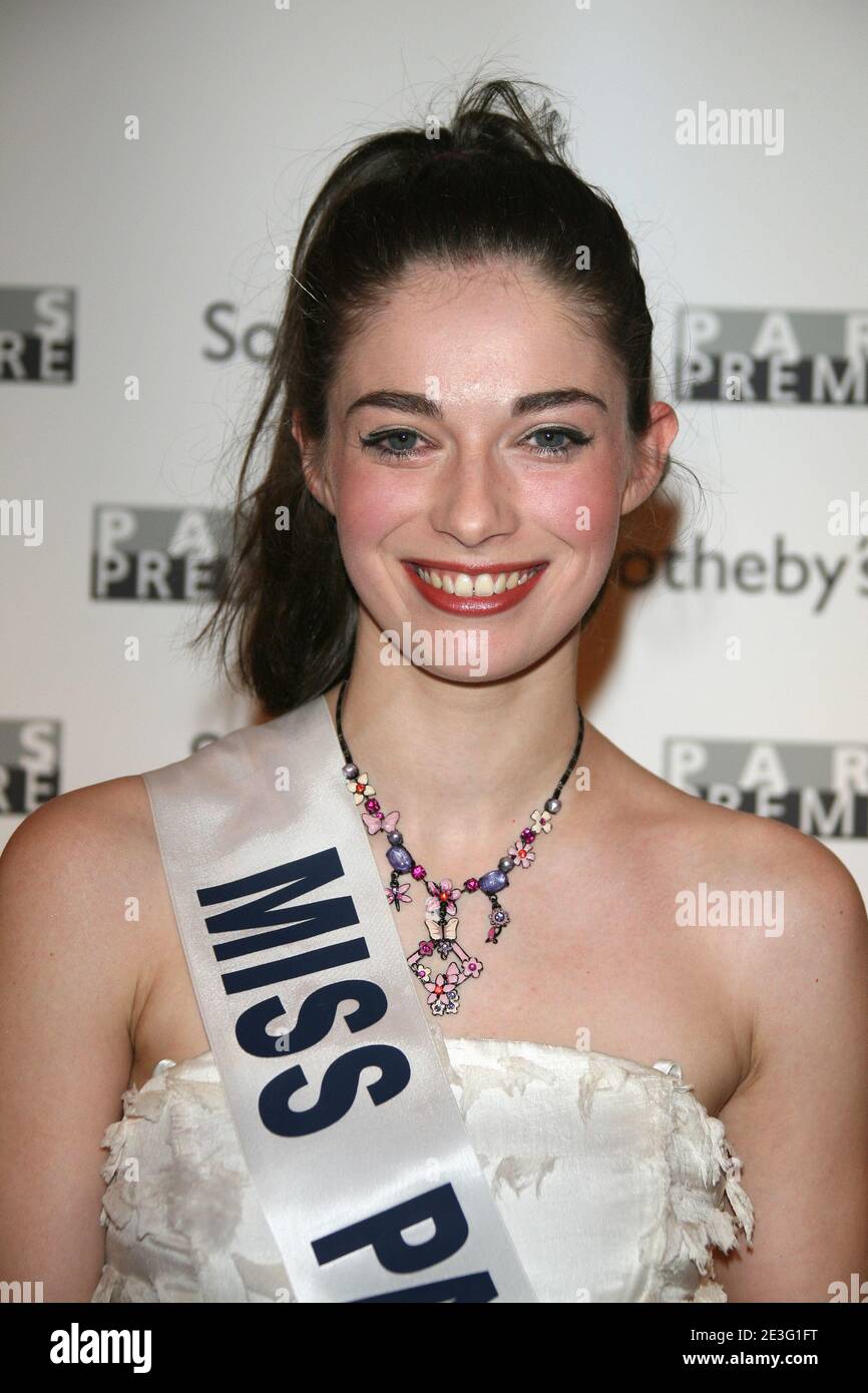 Miss Paris 2008 Laura Tanguy participe à une vente aux enchères au profit de trois associations caritatives, 'la chaîne de l'espoir', 'handicaps', 'les services hospitaliers pour les enfants malades', à Sotheby's à Paris, France, le 30 mars 2009. Photo de Denis Guignebourg/ABACAPRESS.COM Banque D'Images