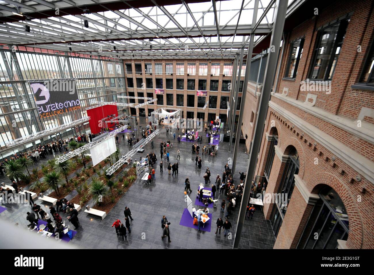 Parcours portes ouvertes au public au public de l'inauguration d'Euratechnilogies, le nouveau pôle industriel 'nouvelles technologiess' extérieur dans l'ancienne filature Leblanc a Lille, France le 28 mars 2009. Photo Farid Alouache/ABACAPRESS.COM Banque D'Images