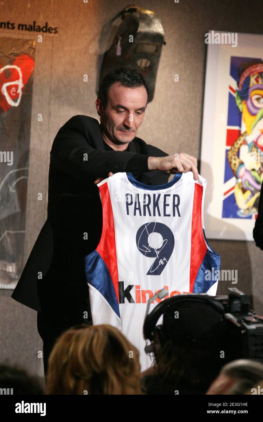 Pascal Sellem participe à une vente aux enchères au profit de trois associations caritatives, 'la chaîne de l'espoir', 'handicaps', 'les services hospitaliers pour les enfants malades', à Sotheby's à Paris, France, le 30 mars 2009. Photo de Denis Guignebourg/ABACAPRESS.COM Banque D'Images