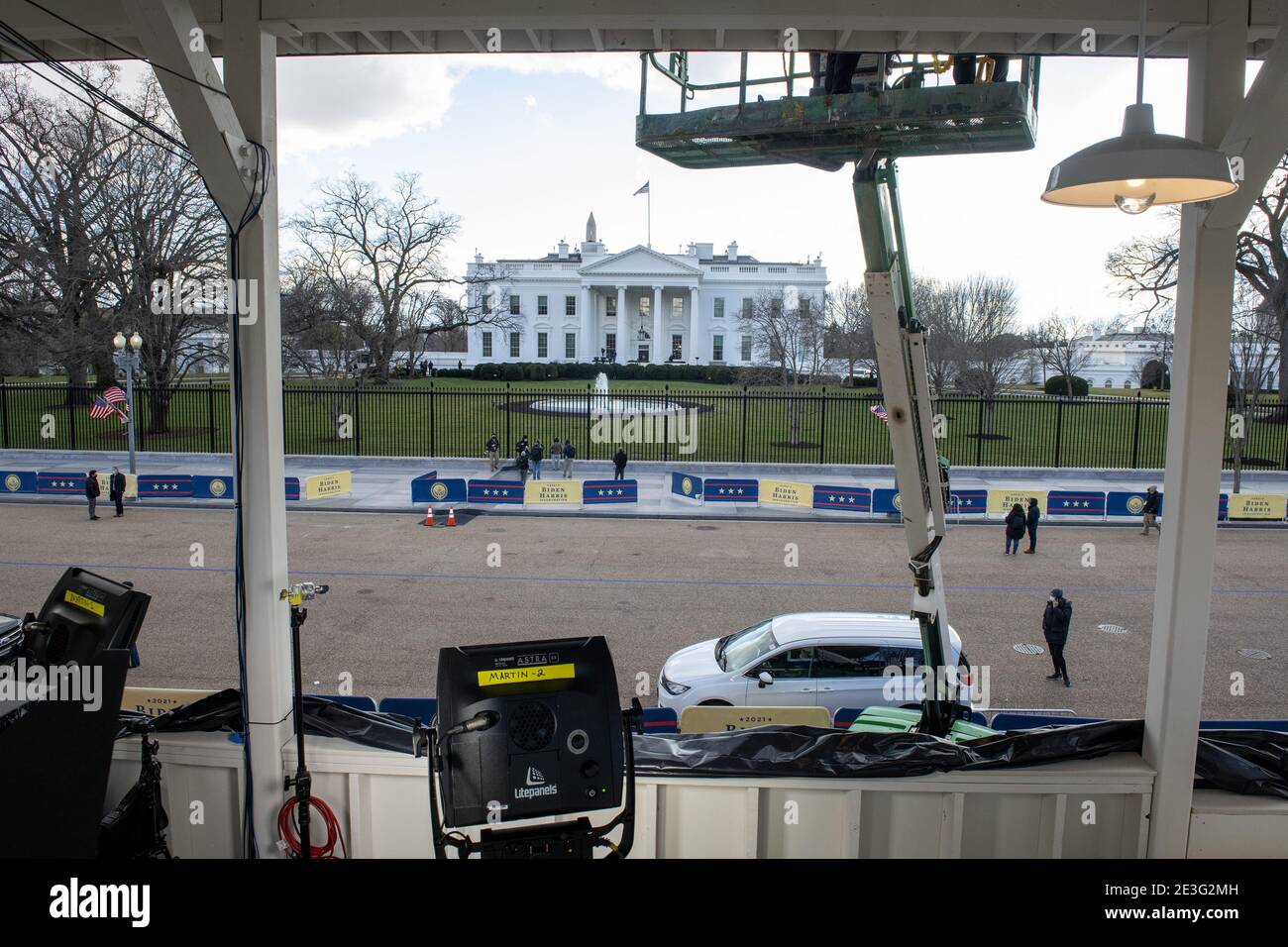 Washington, États-Unis. 18 janvier 2021. Les ouvriers pendent des bannières sur le stand de révision de Pennsylvania Avenue, de l'autre côté de la rue, depuis la Maison Blanche à Washington, DC, le lundi 18 janvier 2021. Le président Donald Trump quittera la matinée du mercredi 21 janvier 2021, alors que Joe Biden sera assermenté en tant que 46e président des États-Unis. Photo de Pat Benic/UPI crédit: UPI/Alay Live News Banque D'Images