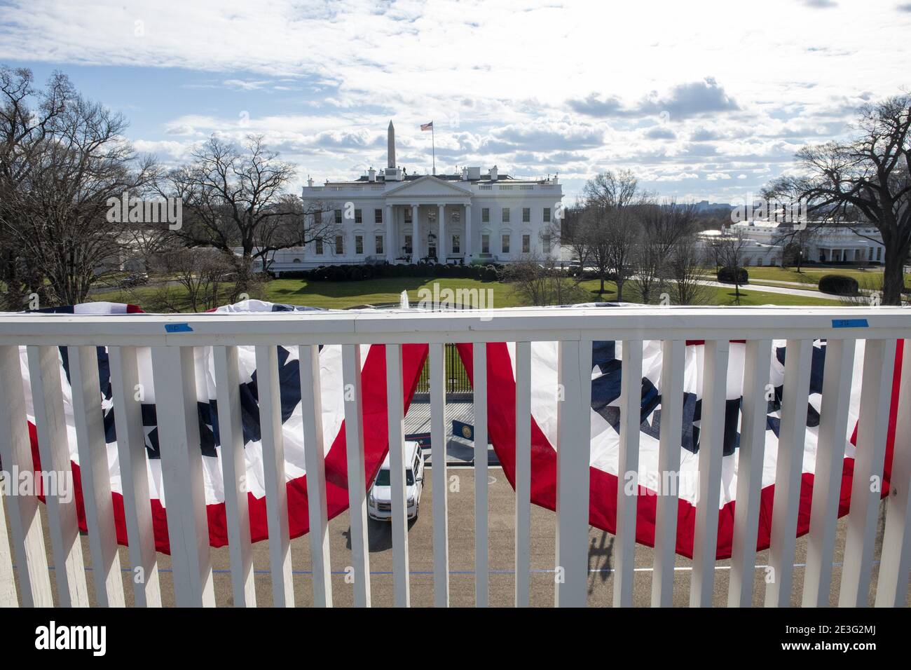 Washington, États-Unis. 18 janvier 2021. Des bannières sur le stand de révision de Pennsylvania Avenue pendent de l'autre côté de la rue depuis la Maison Blanche à Washington, DC, le lundi 18 janvier 2021. Le président Donald Trump quittera la matinée du mercredi 21 janvier 2021, alors que Joe Biden sera assermenté en tant que 46e président des États-Unis. Photo de Pat Benic/UPI crédit: UPI/Alay Live News Banque D'Images
