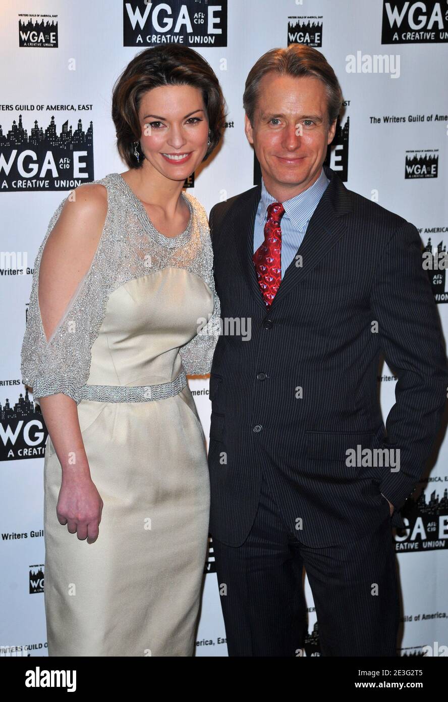 L'actrice Alana de la Garza et l'actrice Linus Roache assistent à la 61e cérémonie annuelle des Writers Guild Awards de New York au Hudson Theatre à l'intérieur du Millennium Broadway Hotel à New York City, Etats-Unis, le 7 février 2009. Photo de Gregorio Binuya/ABACAUSA.COM (photo : Alana de la Garza, Linus Roache) Banque D'Images