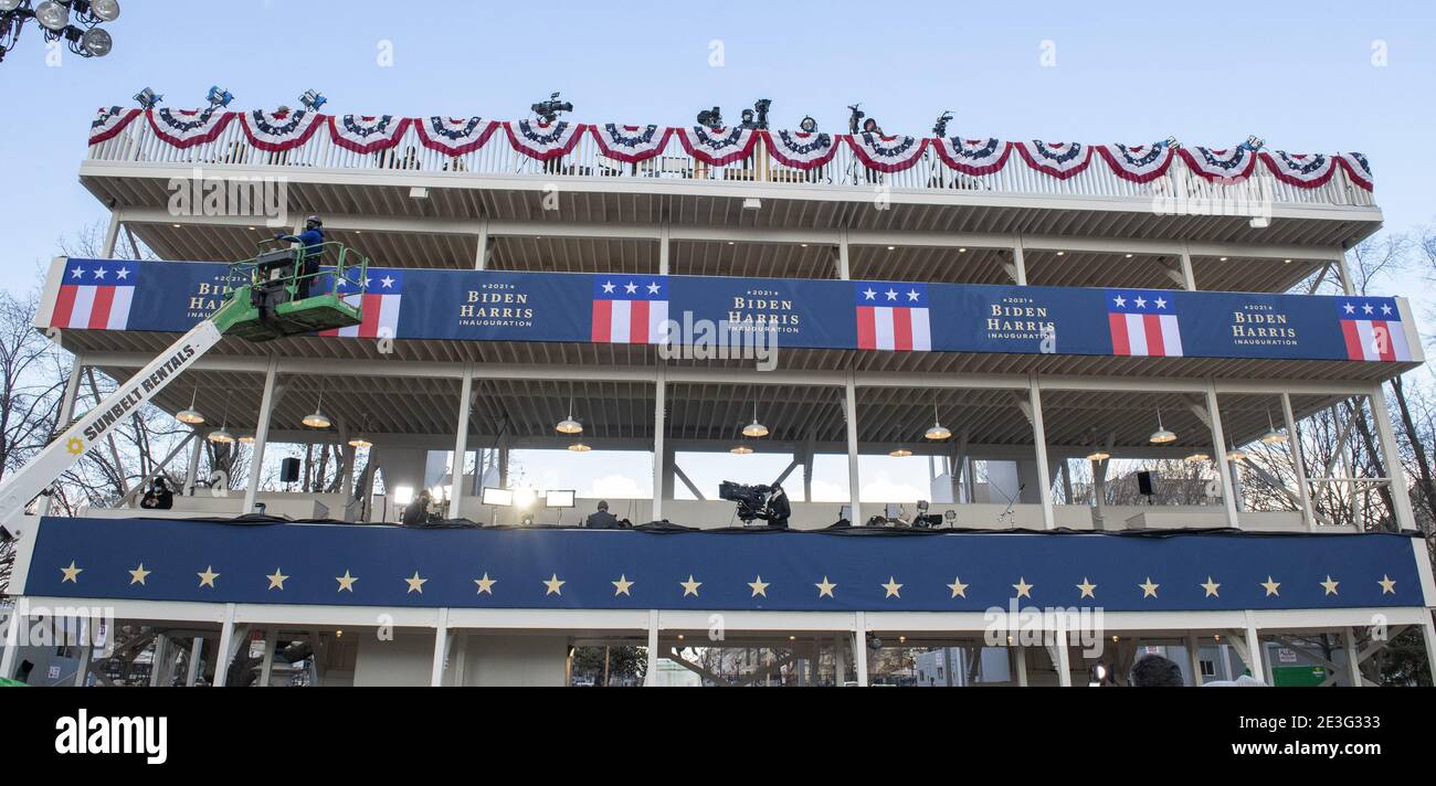 Washington, États-Unis. 18 janvier 2021. Les ouvriers pendent des bannières sur le stand de révision de Pennsylvania Avenue, de l'autre côté de la rue, depuis la Maison Blanche à Washington, DC, le lundi 18 janvier 2021. Le président Donald Trump quittera la matinée du mercredi 21 janvier 2021, alors que Joe Biden sera assermenté en tant que 46e président des États-Unis. Photo de Pat Benic/UPI crédit: UPI/Alay Live News Banque D'Images
