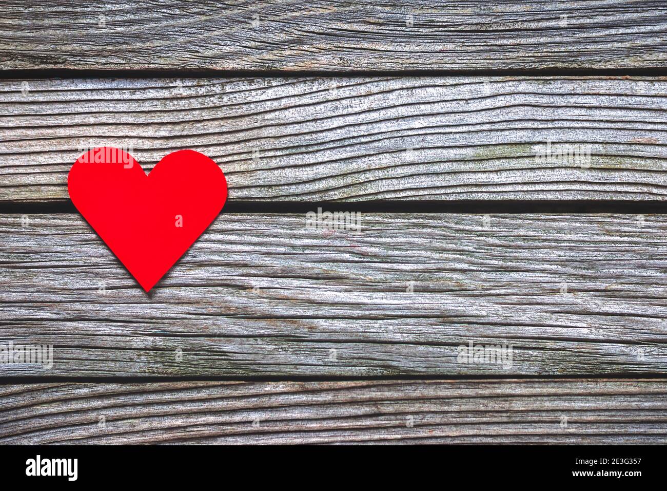 Coeur papier rouge sur fond de bois Banque D'Images